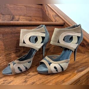 Steven by Steve Madden Suede heels with illusion cut outs. Gray taupe & tan Sz 8